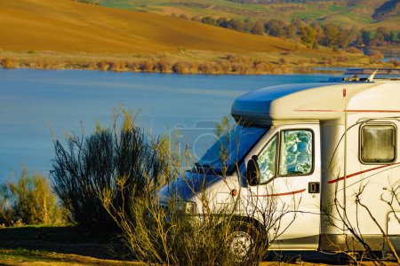 Caravana camping en plena naturaleza, campiña que rodea el lago Embalse del Guadalhorce, Embalse Ardales, Málaga Andalucía, España.