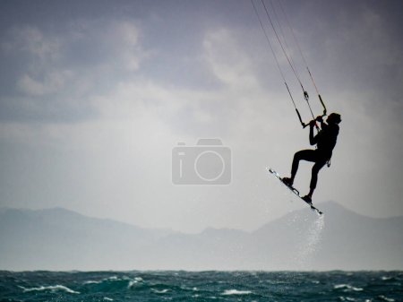 Kiteboarding. kite surfer monta las olas, Tarifa Cádiz. Actividad deportiva. Kitesurf acción.