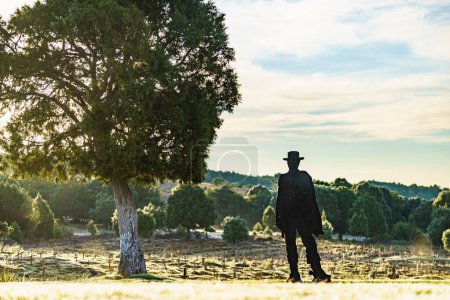 Cowboy-Silhouette auf dem Friedhof Sad Hill in Burgos, Spanien. Touristischer Ort, Drehort, wo die letzte Sequenz des Westernfilms Die Guten, die Bösen und die Hässlichen gedreht wurde.