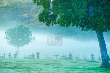 Clima nebuloso y nebuloso en la madrugada sobre el Cementerio de Sad Hill en Burgos, España. Lugar turístico, ubicación de la película occidental de espaguetis.
