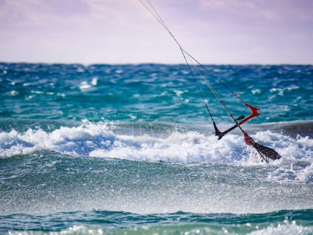 Kiteboarding. Mano de cometa surfista en olas marinas. Actividad deportiva. Kitesurf acción.