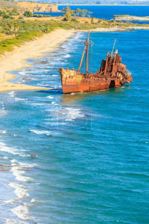 Die griechische Küste mit dem berühmten rostigen Schiffswrack Dimitrios am Strand von Glyfada in der Nähe von Gytheio, Gythio Laconia Peloponnes Griechenland. Blick aus der Ferne.