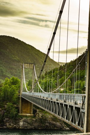 norwegische Landschaft. Brücke über den Fjord. Nationaler touristischer Rundweg Ryfylke, Norwegen.