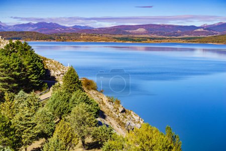 Lac Embalse de Aguilar de Campoo dans la province de Palencia, communauté de Castille et Léon, nord de l'Espagne. Paysage ensoleillé avec collines à l'horizon.