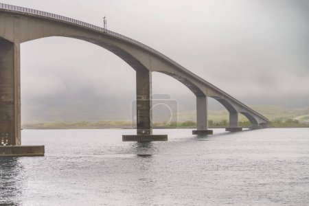 BGimsoystraumen Brücke über Fjord auf Lofoten. Sommerzeit, nebliger nebliger Tag, bewölktes Wetter.