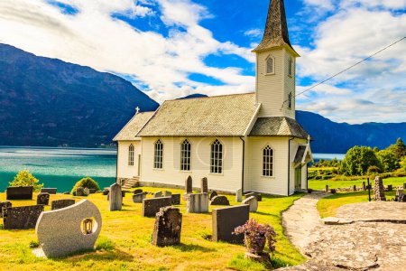 cementerio noruego en la aldea de Nes en el fiordo Lusterfjord, condado de Vestland, Noruega.