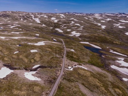 Bergregion zwischen Aurland und Laerdal in Norwegen. Felsige Landschaft mit Straße. Nationaler touristischer Aussichtsweg Aurlandsfjellet. Luftaufnahme