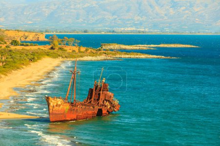 Die griechische Küste mit dem berühmten rostigen Schiffswrack Dimitrios am Strand von Glyfada in der Nähe von Gytheio, Gythio Laconia Peloponnes Griechenland. Blick aus der Ferne.