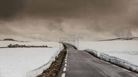 Snowfield et route de montagne Aurlandsvegen entre Aurland et Laerdal en Norvège, heure d "été