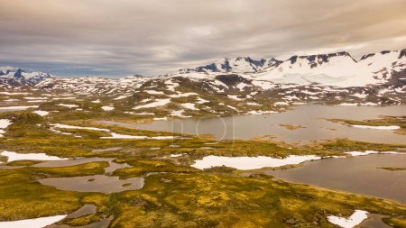 Verano montañas paisaje en Noruega. Ruta turística nacional 55 Sognefjellet. Vista aérea