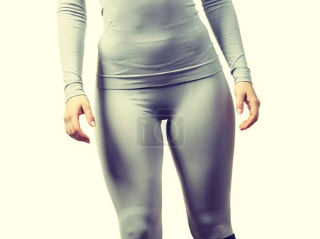 Bekleidung Mode Sport Konzept. Fit für den weiblichen Hüftkörper in thermoaktiver Unterwäsche. Schlanke Frau in sportlicher Kleidung
