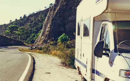 Caravane au bord de la route. Route à travers les montagnes rocheuses espagnoles de Marbella à Ronda, Andalousie en Espagne.