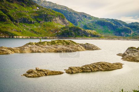 See mit Steininseln in felsigen Bergen, Norwegens Sommerlandschaft. Norwegische Touristenroute Ryfylke.