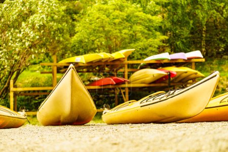 Kayaks en la orilla del agua. Centro de alquiler. Viajes, vacaciones y estilo de vida activo.