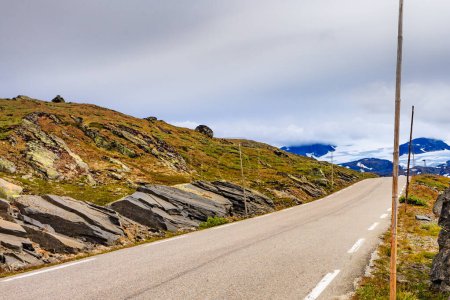 Camino del asfalto en las montañas del norte, ruta turística de Sognefjellet, Noruega