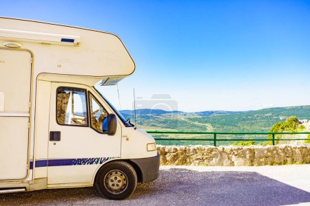 Wohnwagen rv auf die Natur. Verdon Gorge Frankreich. Wohnmobil-Camper fahren durch Berglandschaft. Abenteuer mit Wohnmobil..