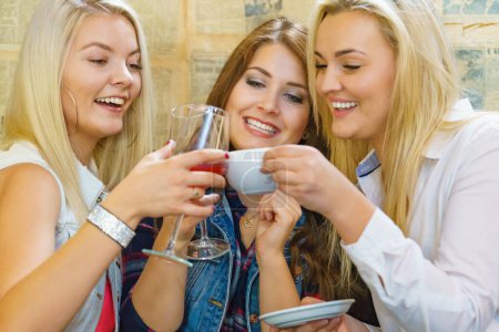 Chicas con vaso de alcohol en el club nocturno. Celebración, amigos y concepto de despedida de soltera.
