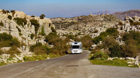 Wohnwagen im Naturschutzgebiet Sierra del Torcal in der Nähe der Stadt Antequera, Provinz Malaga, Andalusien, Spanien. Touristenattraktion.