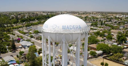 Téléchargez les photos : Madera Californie USA Water Tower City Mise en place de tir - en image libre de droit