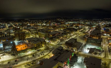 Foto de Bellingham Washington USA DIC 21 2022 Foto aérea del centro de Bellingham Washington USA por la noche durante la tormenta de nieve de invierno de clima frío récord - Imagen libre de derechos