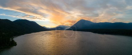 Foto de Puesta de sol durante los incendios forestales de verano Humo en el paisaje aéreo del lago Wenatchee Washington EE.UU. - Imagen libre de derechos