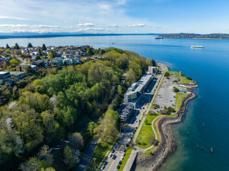 Alki Point West Seattle Washington Aerial Sunny Day Schöne lebendige Frühlingsfarben Hoch über der Luft Blick auf Waterfront und Wohnviertel