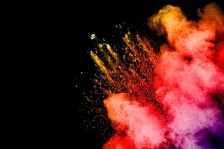 Téléchargez les photos : Explosion colorée pour poudre Holi. Fond abstrait de particules de couleur éclatement ou éclaboussures
. - en image libre de droit