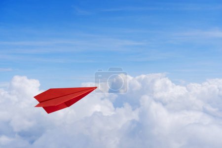 Foto de Aviones rojos de papel en el cielo azul. Fondo del cielo. La atmósfera está en el plano, el cielo está lleno de nubes flotando alrededor, tanto pequeñas como grandes. La atmósfera está en el avión. - Imagen libre de derechos