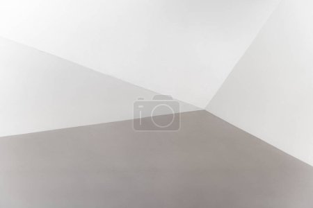 Foto de El fondo de las paredes de diferentes colores, tonos blancos y grises, tienen un centro común y se extienden en un radial. Hay cuatro niveles de esquemas de color. - Imagen libre de derechos