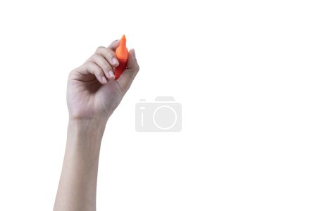 Hand mit orangefarbenen Highlights isoliert auf weißem Hintergrund. Markierstift unterstreicht Striche. 