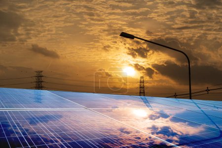 Photovoltaik-Sonnenkollektoren auf dem Hausdach zur Erzeugung sauberen ökologischen Stroms bei Sonnenuntergang. Erstellung eines Konzepts für erneuerbare Energien. Solarenergie mit warmem Himmel, saubere Energie, alternative.