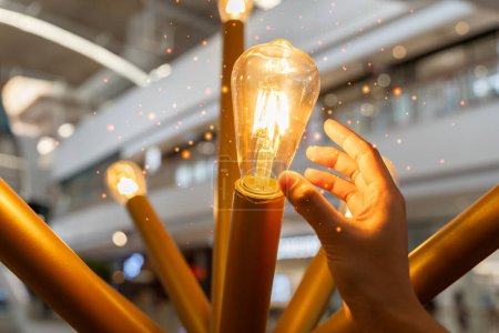 Kreative Idee mit einer glitzernden Glühbirne. Austausch von Glühbirnen, Energieeffizienz. Modernes Geschäft, Innovative neue Ideen.