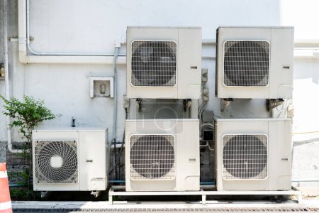 Foto de Concepto de compresores de aire. Aire acondicionado (HVAC) instalado en el techo de los edificios industriales. - Imagen libre de derechos