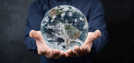 Panorama - Mann mit der Welt mit den Händen auf schwarzem Hintergrund - Elemente dieses Bildes von der NASA