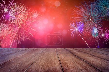Foto de Mesa de celebración con fuegos artificiales colorido fondo de celebración - Imagen libre de derechos