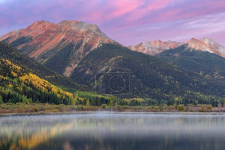Téléchargez les photos : Foggy paysage d'automne à l'aube de Crystal Lake et Red Mountain, San Juan Mountains, Colorado, États-Unis - en image libre de droit