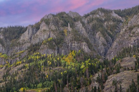 Téléchargez les photos : Paysage d'automne à l'aube des monts San Juan, Ouray, Colorado, USA - en image libre de droit