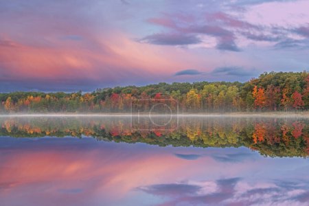 Foto de Paisaje nublado de otoño al amanecer de la costa de Deep Lake con reflejos reflejados en aguas tranquilas, Yankee Springs State Park, Michigan, EE.UU. - Imagen libre de derechos