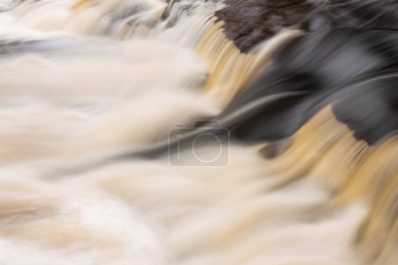 Téléchargez les photos : Paysage des chutes de la rivière Huron inférieure capturé avec flou de mouvement, péninsule supérieure du Michigan, États-Unis - en image libre de droit