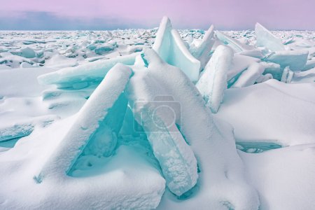 Téléchargez les photos : Paysage hivernal de tessons de glace bleue et de rivage enneigé du lac Michigan, Empire Beach, Sleeping Bear Dunes, Michigan, États-Unis - en image libre de droit