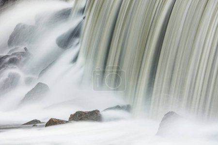 Foto de Paisaje capturado con el desenfoque de movimiento de una cascada en el río Rabbit, Michigan, EE.UU. - Imagen libre de derechos