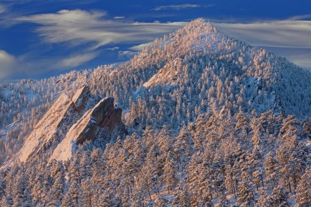 Téléchargez les photos : Paysage hivernal des Flatirons sur Bear Mountain au lever du soleil, Montagnes Rocheuses, Boulder, Colorado, USA - en image libre de droit