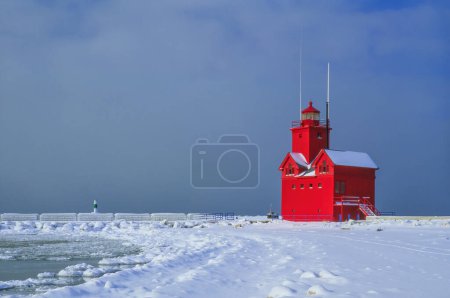 Foto de Paisaje invernal del faro de Holanda, Big Red, Lake Michigan, Michigan, EE.UU. - Imagen libre de derechos