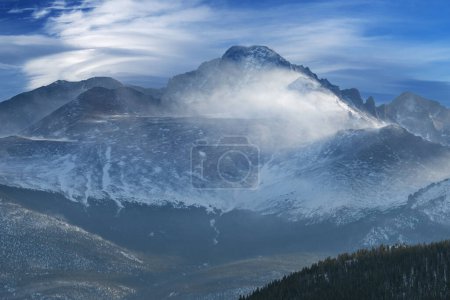 Téléchargez les photos : Paysage hivernal de Longs Peak and wind blown snow, Rocky Mountain National Park, Colorado, États-Unis - en image libre de droit