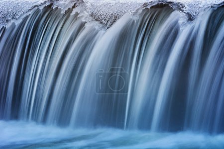 Hiver, Cascade du ruisseau Portage encadrée par la glace et capturée avec flou, Milham Park, Kalamazoo, Michigan, États-Unis