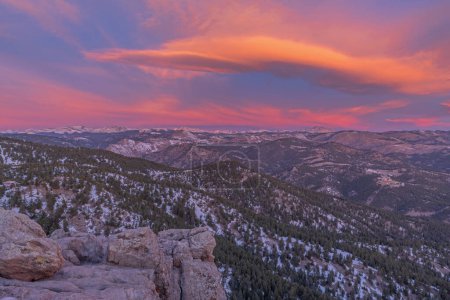 Foto de Paisaje invernal al amanecer de la Cordillera Frontal de las Montañas Rocosas desde Lost Gulch Overlook, Flagstaff Mountain, Boulder, Colorado, EE.UU. - Imagen libre de derechos