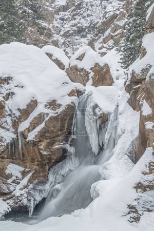 Foto de Paisaje invernal de Boulder Falls capturado con desenfoque de movimiento y enmarcado por el hielo, Colorado, EE.UU. - Imagen libre de derechos