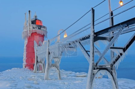 Foto de Paisaje invernal del faro, muelle y pasarela de South Haven, Michigan encerrado en hielo, Lake Michigan, EE.UU. - Imagen libre de derechos