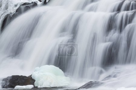 Hiver, Bond Falls capturé avec flou et encadré par la glace et la neige, Michigan Upper Peninsula, États-Unis
