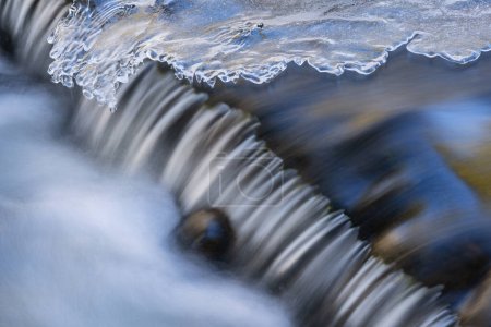 Foto de Paisaje invernal de una cascada capturada con desenfoque de movimiento en Bond Falls y enmarcada por hielo, Península Alta de Michigan, EE.UU. - Imagen libre de derechos